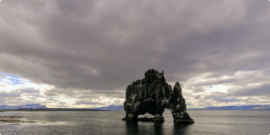 Hvitserkur: il maestoso faraglione di basalto islandese che si erge dal mare